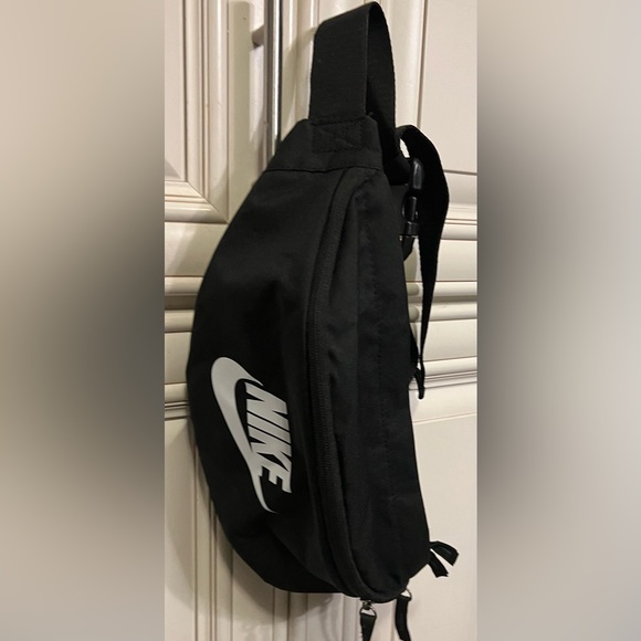 Nike Sportswear Heritage Fanny Pack BA5750-010 - Picture 2 of 11